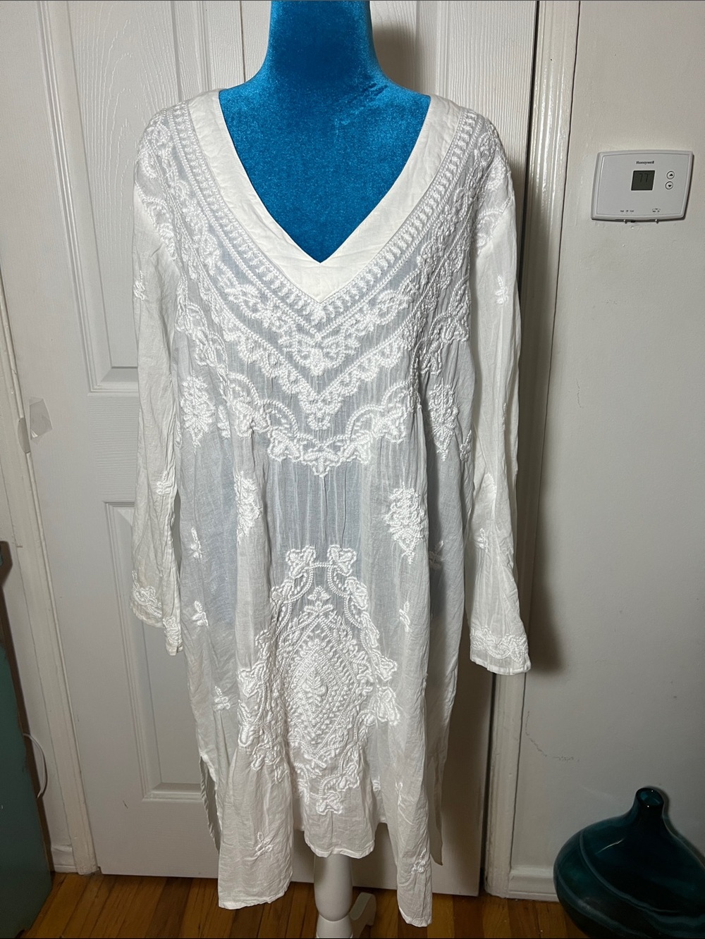 ONE SEASON Australia White Embroidered Mini Dress Women’s Medium